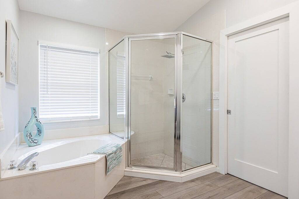 New On The Market! Newly Renovated 3Br/2Ba Heated Pool & Screen Enclosure. in Jupiter, Palm Beach County