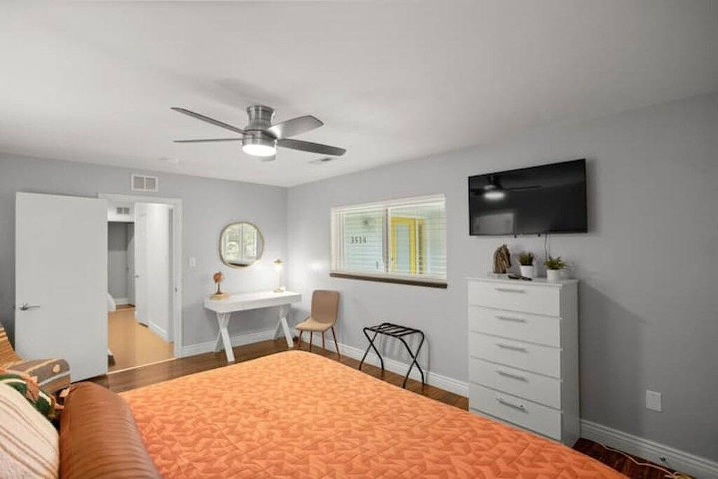 Luxurious Home in Upscale Neighborhood. Ev Charger. Furnished backyard patio. in Gainesville, Alachua County