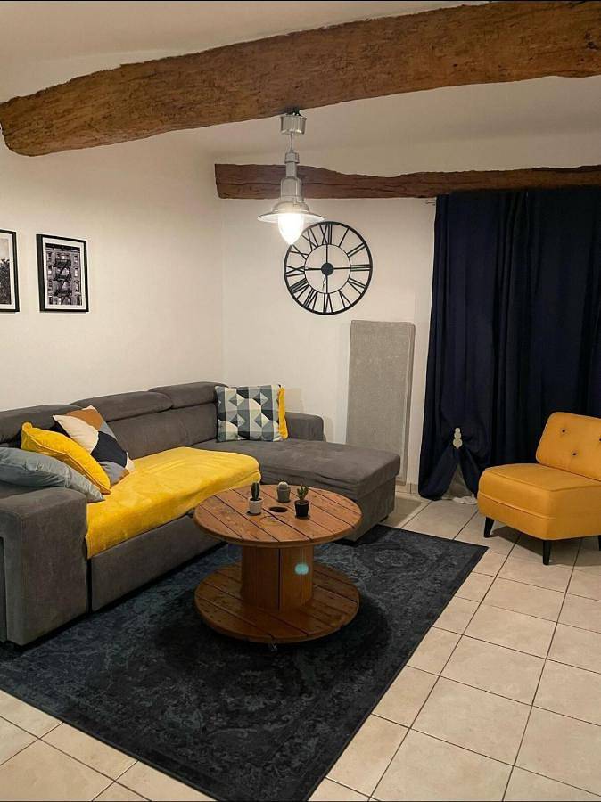 Appartement entier, Two-Bedroom Apartment in Cuers, Côte méditerranéenne (France)