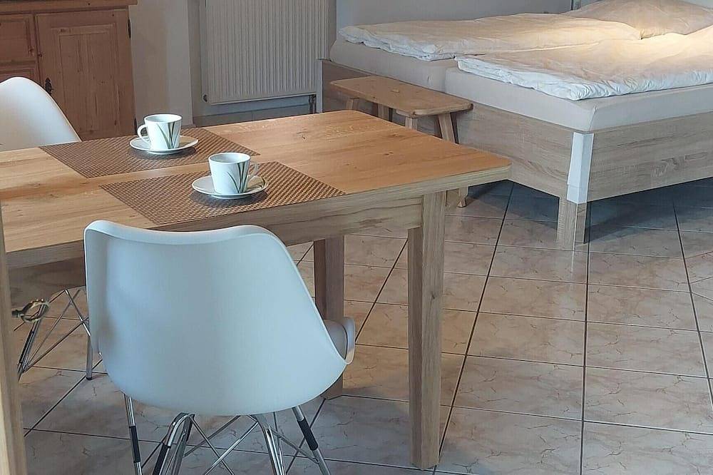 Ganze Wohnung, Fewo 42 qm, Balkon, Wohn/Schlafraum mit Doppelbett, Tv, W-Lan in Frasdorf, Chiemgauer Alpen