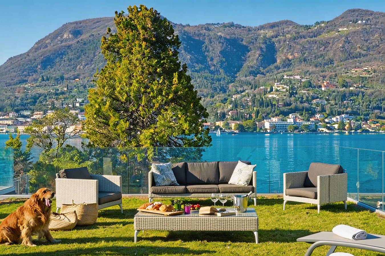 Villa Bianca Lake front in San Felice del Benaco, Prealpi Gardesane