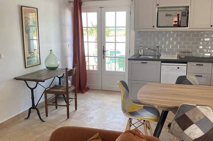 Maison de vacances pour 4 personnes, avec terrasse ainsi que jardin et piscine