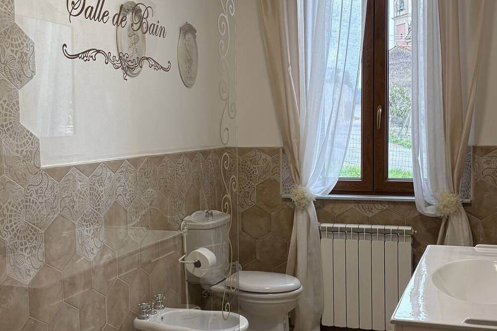 Villa del Sognatore, tuscan villa with pool for 12 in Tresana, Val di Magra