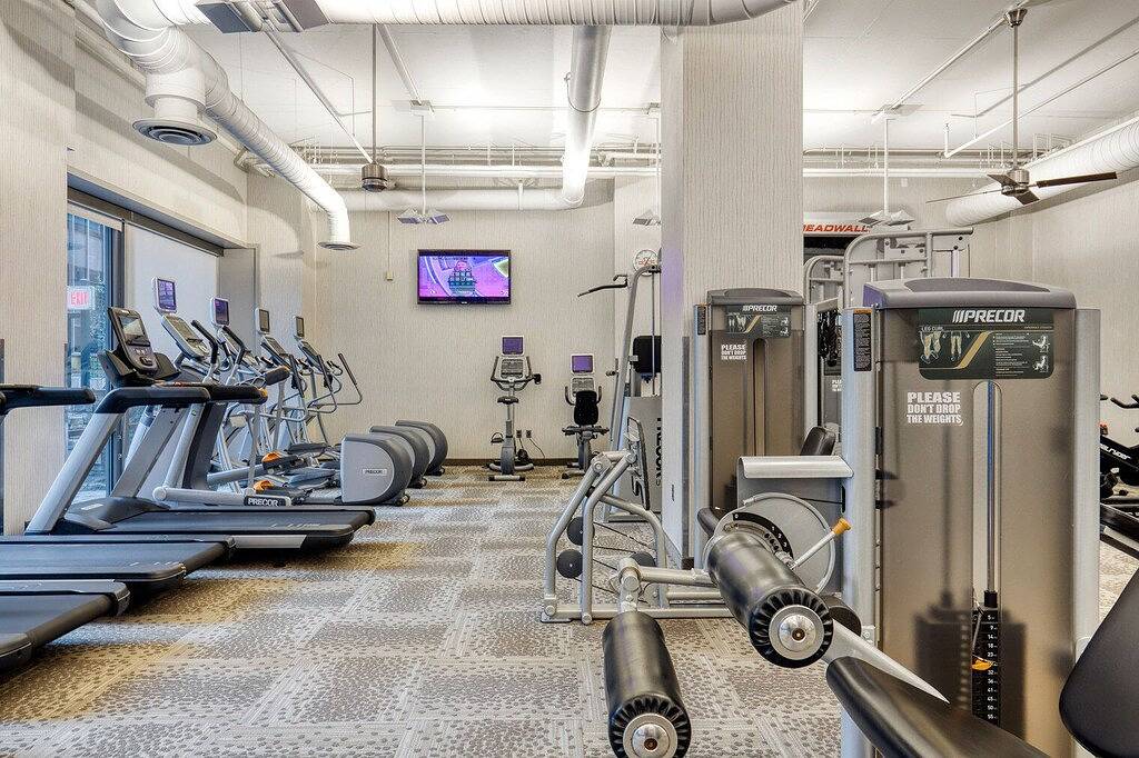 Ganze Wohnung, Hip Ballston 1Br w/ Pool, W/D & Gym, walk to Bars & Metro, by Blueground in Arlington (VA), Arlington County