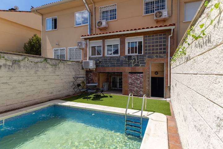 Chalet adosado, hasta 12 personas, Piscina, Bar-Bq in Loeches, Área Metropolitana de Madrid