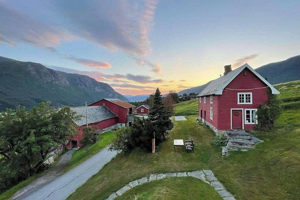 Historischer Kamin im malerischen Isfjord in Rauma (Norwegen), Nördliches Fjordnorwegen