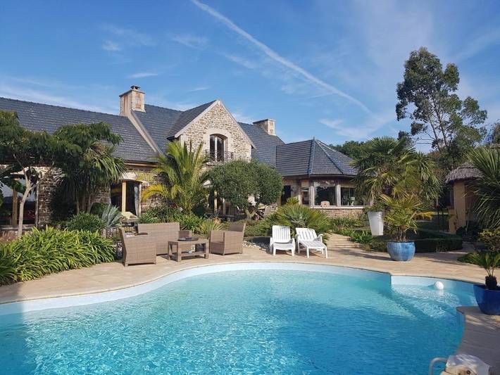 Chambre d’hôte pour 2 personnes, avec Jacuzzi et Terrasse ainsi que Jardin et Piscine à Pommeret