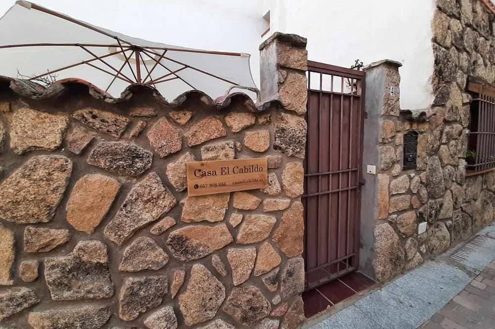 House with patio and fireplace in Piedralaves in Piedralaves, Ávila Region