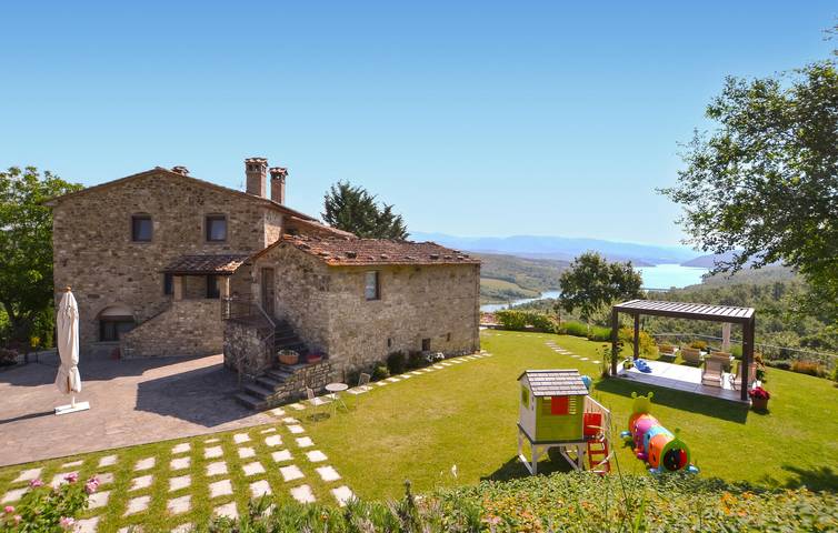 Appartamento per 8 persone, con terrazza e giardino a Caprese Michelangelo