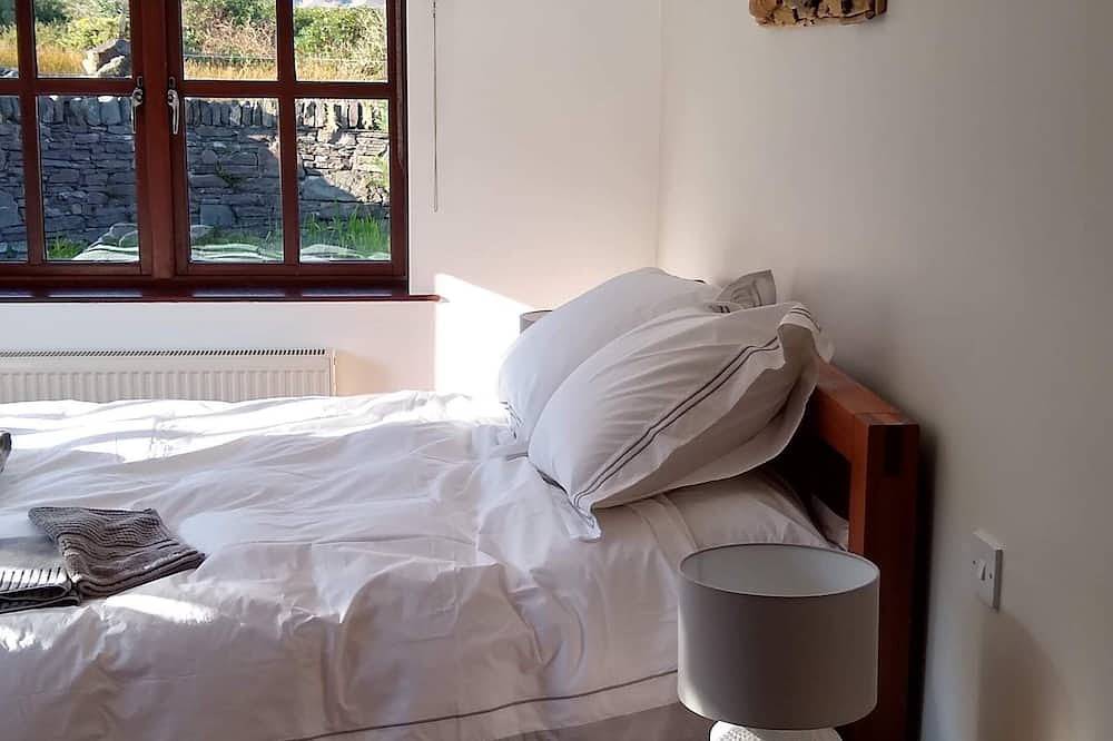 Luxury holiday house with 5 bedrooms and 4 bathrooms and views of Caragh Lake. in Maum, County Kerry