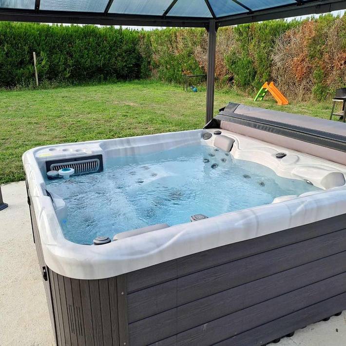Location de vacances pour 6 personnes, avec jacuzzi ainsi que piscine et jardin dans Bazouges Cré sur Loir - 4