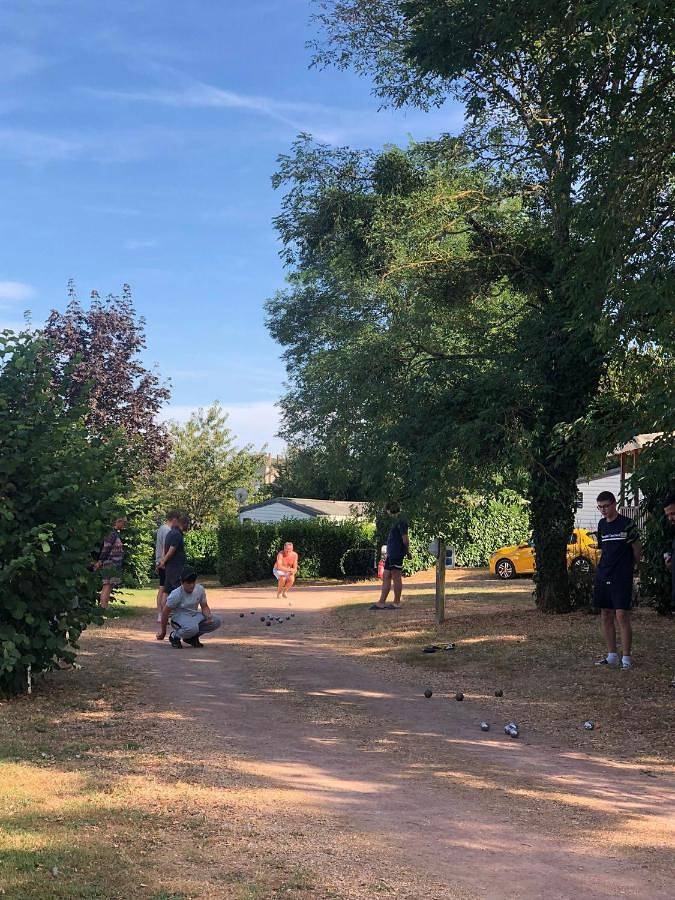 Camping Au Lac d'Hautibus in Argentonnay, Deux-Sèvres
