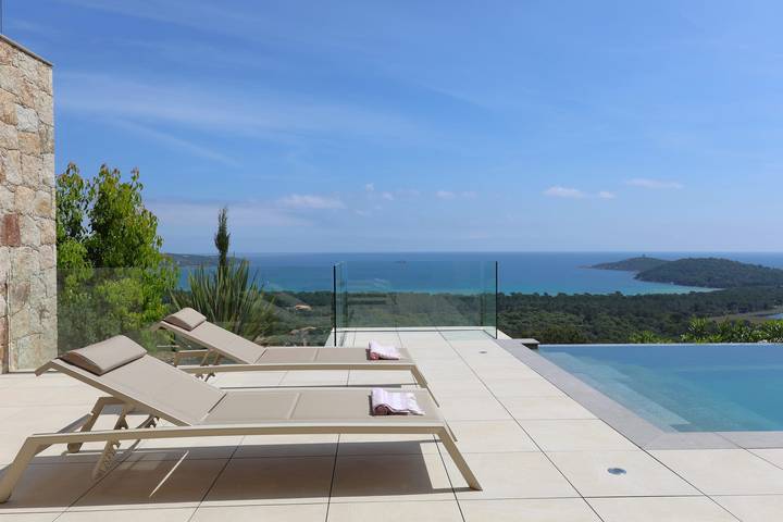 Location de vacances pour 12 personnes, avec piscine et jardin, adapté aux familles dans Plage de Pinarello - 4