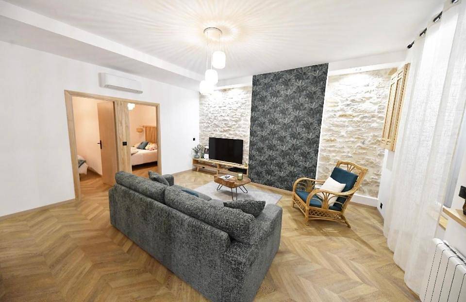 Appartement entier, Apartment with Balcony in Bourgoin-Jallieu, Région de La Tour-du-Pin