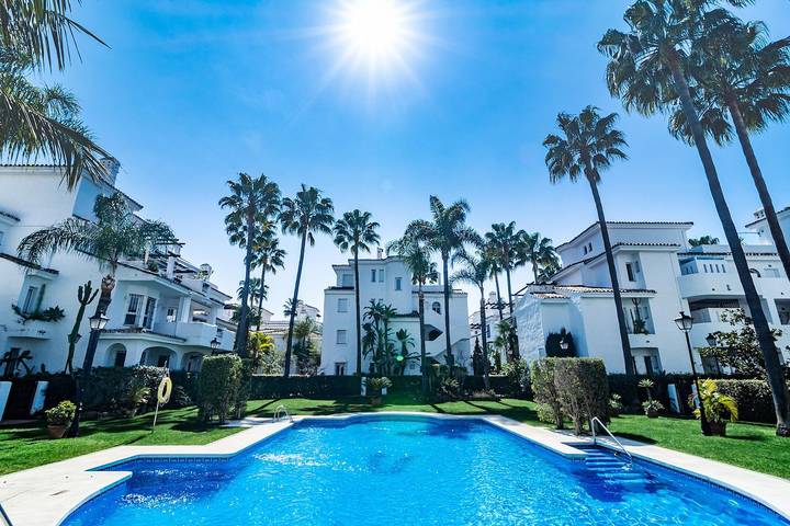 Casa vacanza per 5 persone, con terrazza e piscina, adatto a famiglie con bambini in Los Naranjos de Marbella