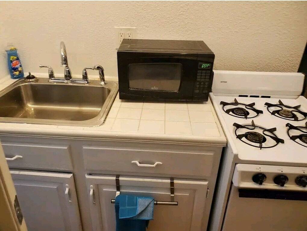 Stylish Retreat w/ Queen Bed • Fast Wifi • Free Parking in Colorado Springs, El Paso County (CO)