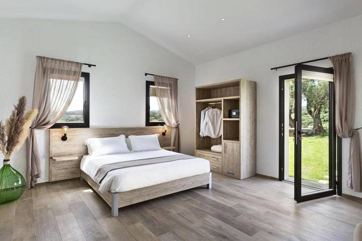 Chambre d’hôte pour 2 personnes, avec balcon et jardin ainsi que piscine et vue à Arzachena