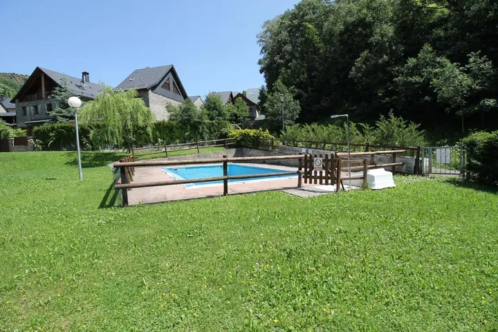 Apartamento de vacaciones para 8 personas, con vistas además de piscina y jardín - 1