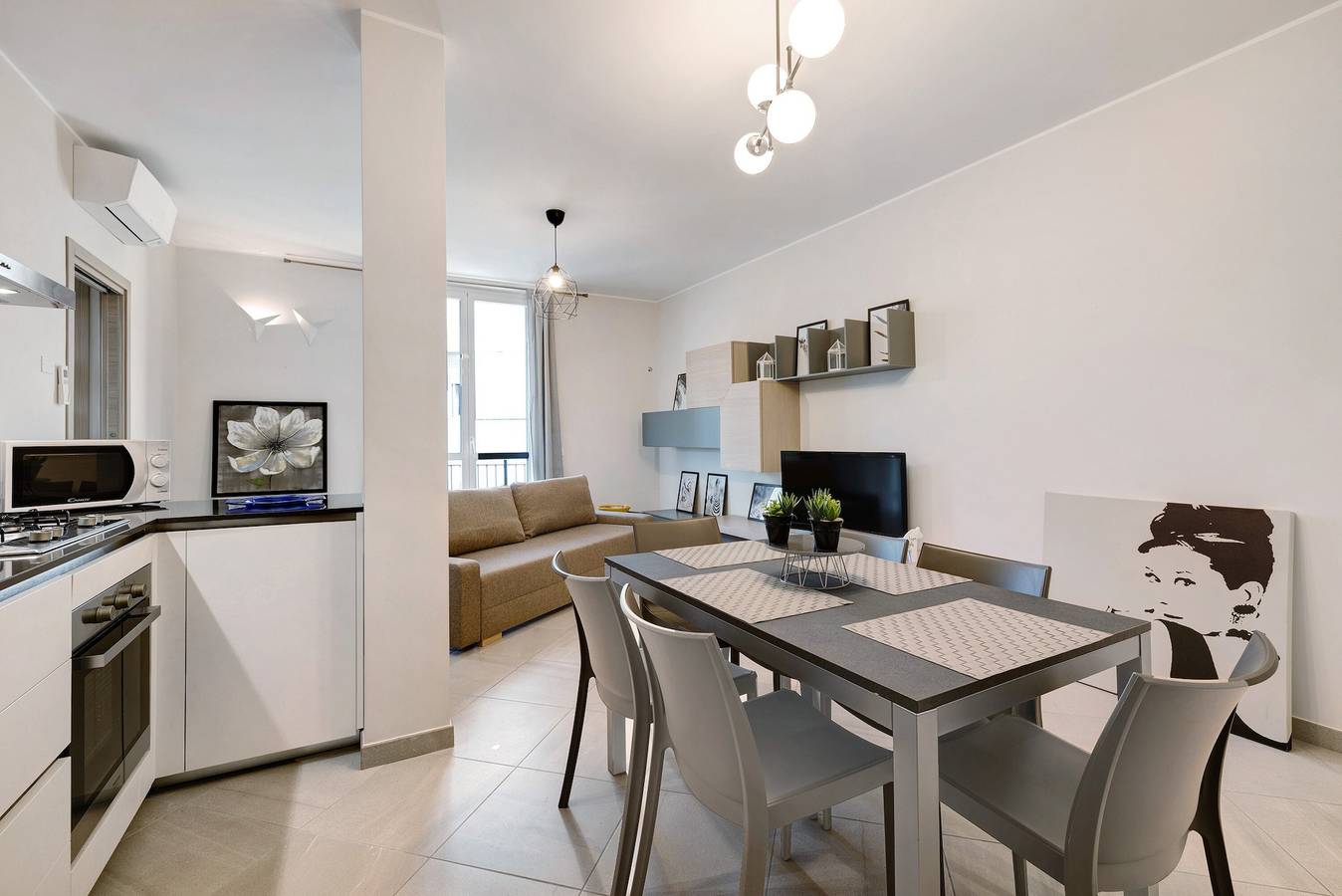 Entire apartment, Holiday Apartment '4 Passi Mare 2' with Balconies, A/C & Wi-Fi in Finale Ligure, Finale Ligure Municipality
