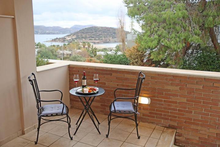 Gîte pour 4 personnes, avec vue ainsi que terrasse et piscine dans Anavissos - 2