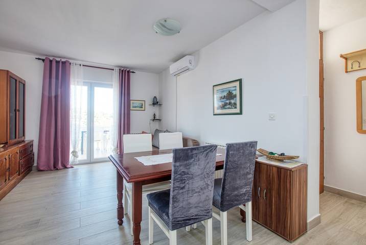 Ferienwohnung für 4 Personen, mit Balkon/Terrasse in Grad Šibenik