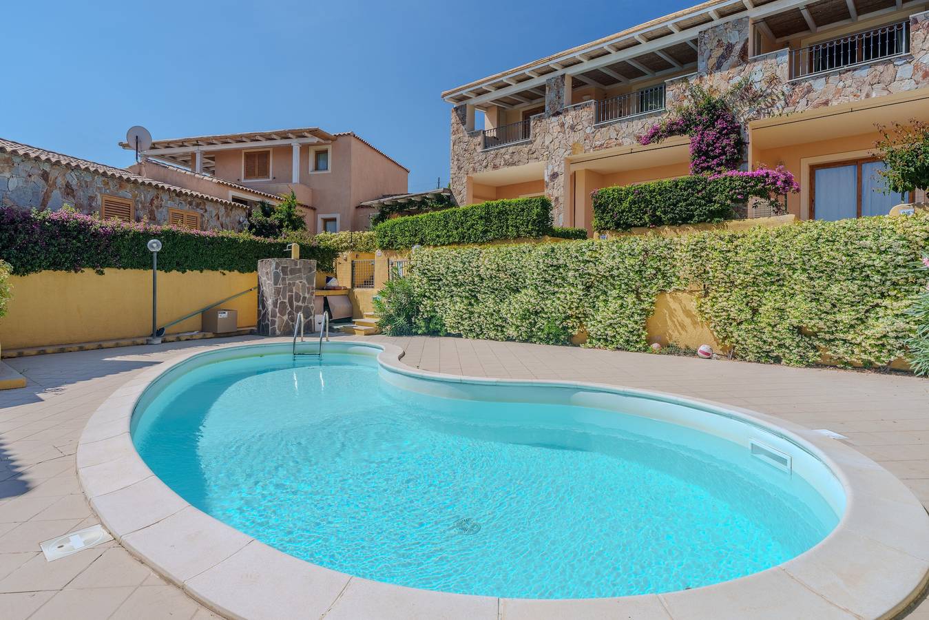 Ganze Wohnung, Apartment 'Avocado' mit Gemeinschaftspool, privatem Garten und Klimaanlage in Maltineddu, Gallura