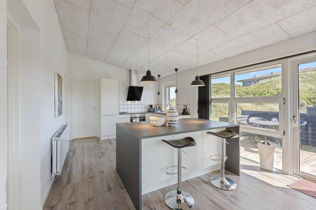 Central beach holiday home with wood-burning stove in Søndervig, Holmsland Klit