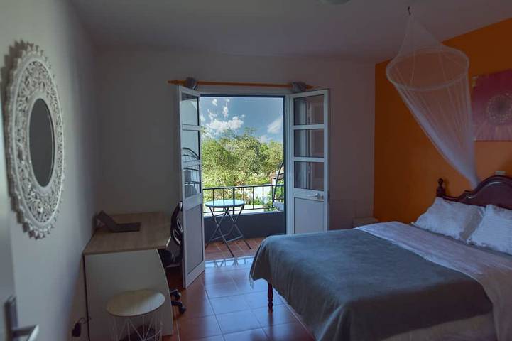 Ganze Wohnung, Paradiesstadt mit Ozeanpool, Bergen, Wasserfällen, Surfen, Geschäften und Bars. in Ponta Delgada (Madeira), Madeira