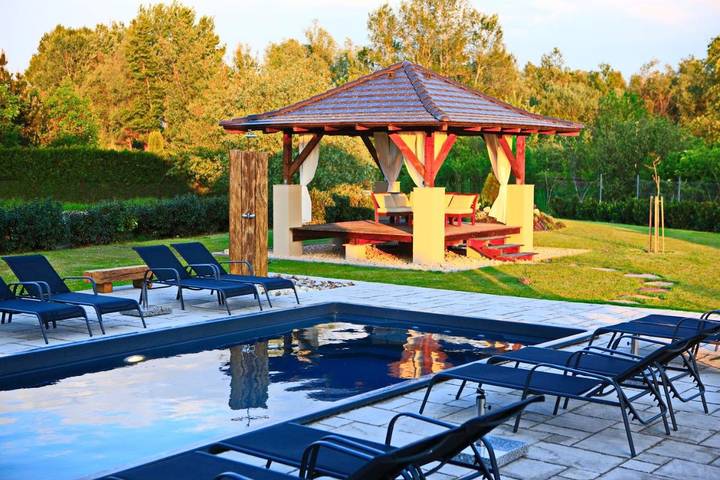 Villa für 4 Personen, mit Terrasse und Whirlpool sowie Garten und Pool am Balaton