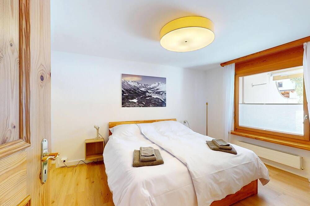 Geheel appartement, Ground-Floor Holiday Apartment in Bever with Terrace, Lift & Parking in Bever, Saint Moritz