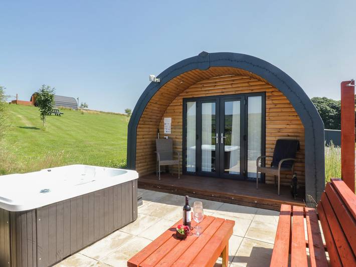 Cottage for 2 people, with Hot tub in 
