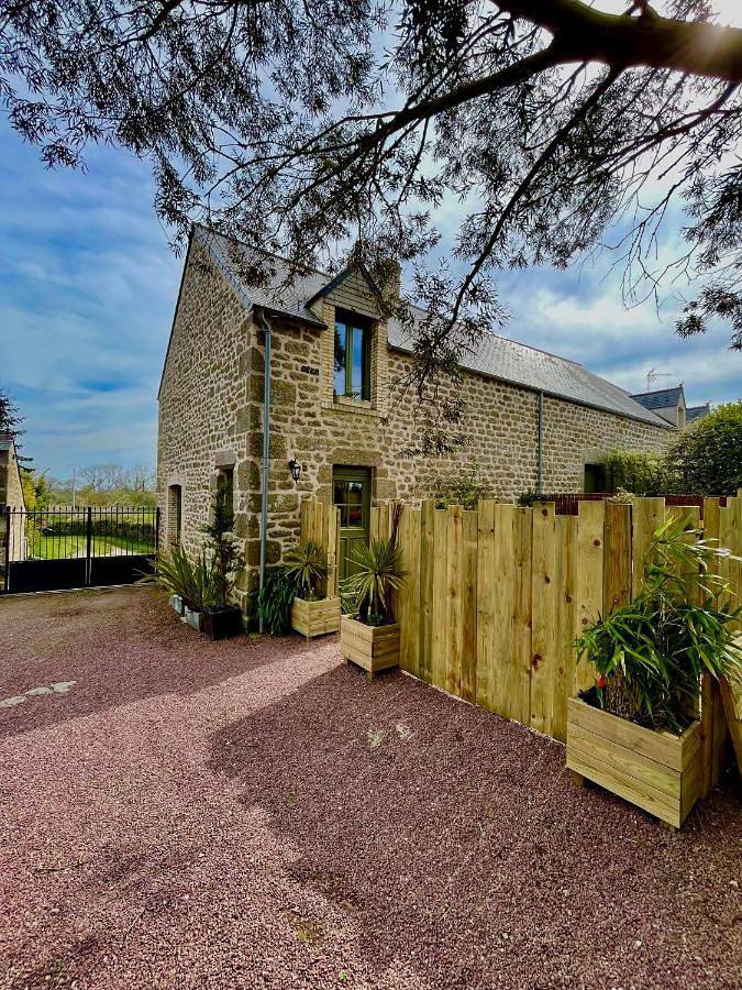 Location de vacances pour 2 personnes, avec vue et jardin à Montfarville