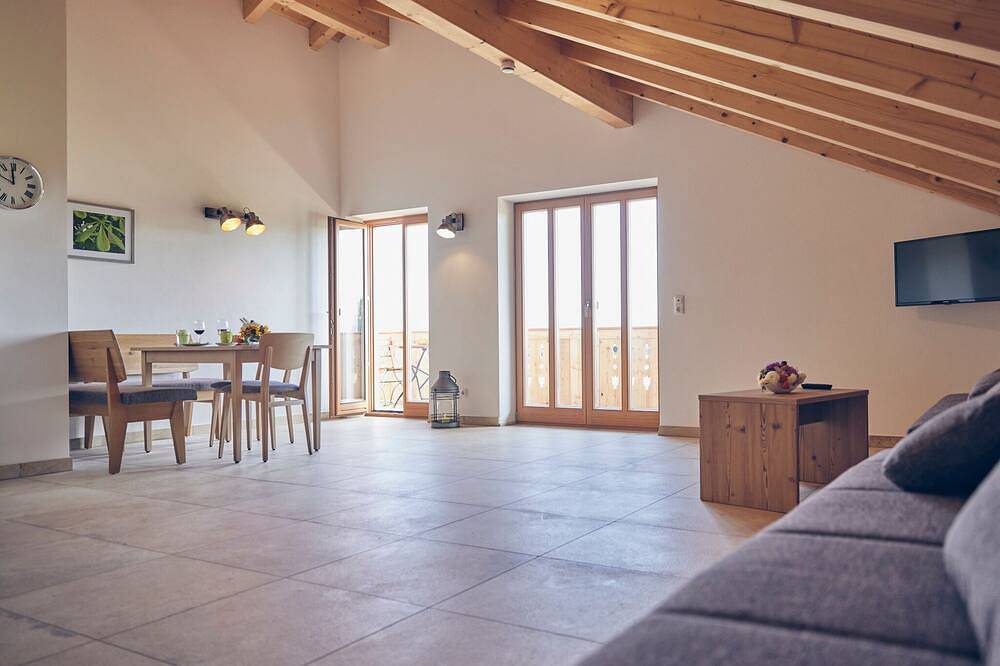 Ganze Wohnung, Ferienwohnung Kastanie, 91 qm, zwei Schlafzimmer und Balkon in Bad Aibling, Landkreis Rosenheim