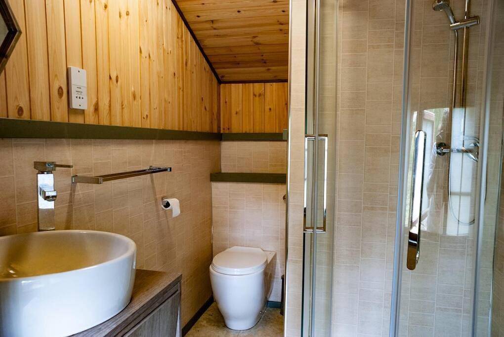 Wooden tiny house Glamping cabin with hot tub 1 in Sherwood Forest, Nottinghamshire
