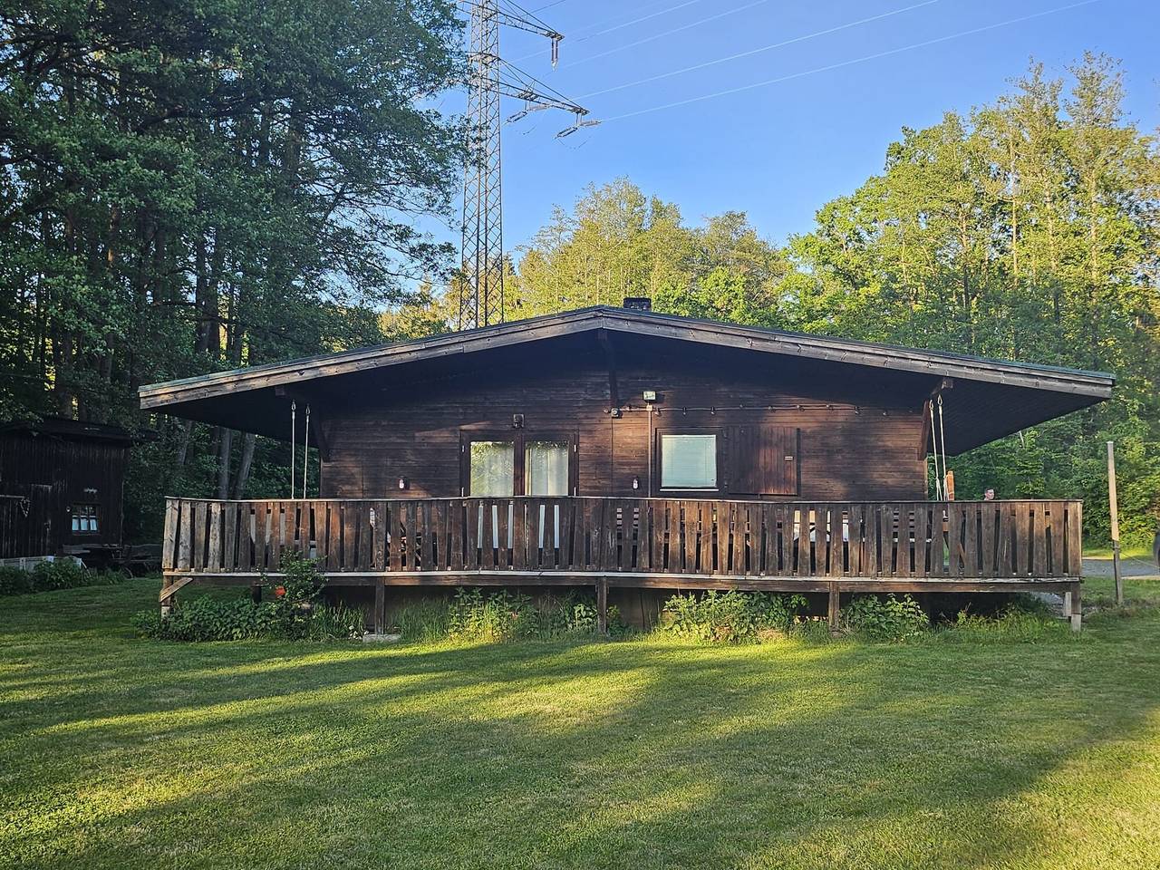 Ferienhaus 'Weiherhüttla' mit Seeblick, privater Terrasse und eigenem Garten in Untersteinach, Oberes Maintal - Coburger Land