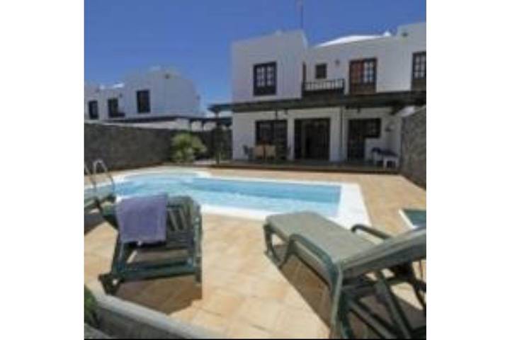 Stylish Villa “Calima” with Mountain View, Pool, Fast Wi-Fi, Balcony, Garden & Terrace; Parking Available  in Playa Blanca, Yaiza