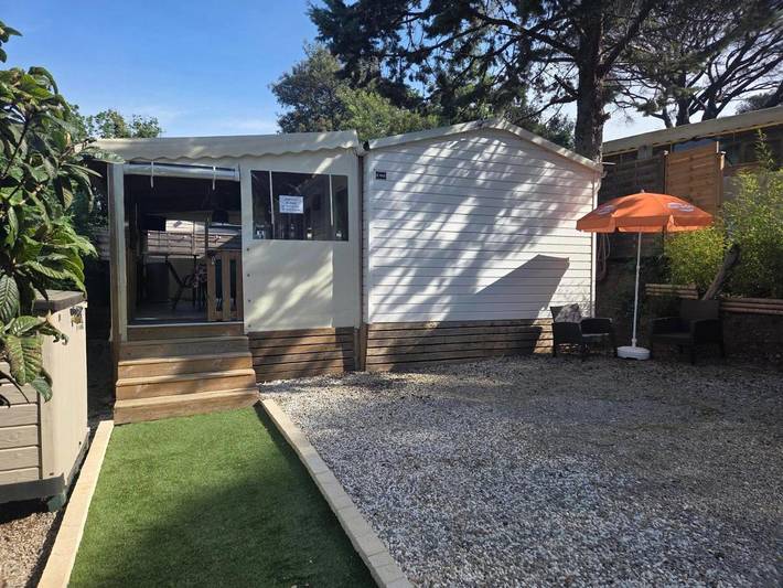 Camping pour 8 personnes, avec piscine ainsi que jardin et terrasse à Gassin