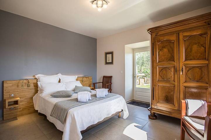 Location de vacances pour 6 personnes, avec jacuzzi et terrasse ainsi que jardin et piscine à Payzac (Ardèche) - 4