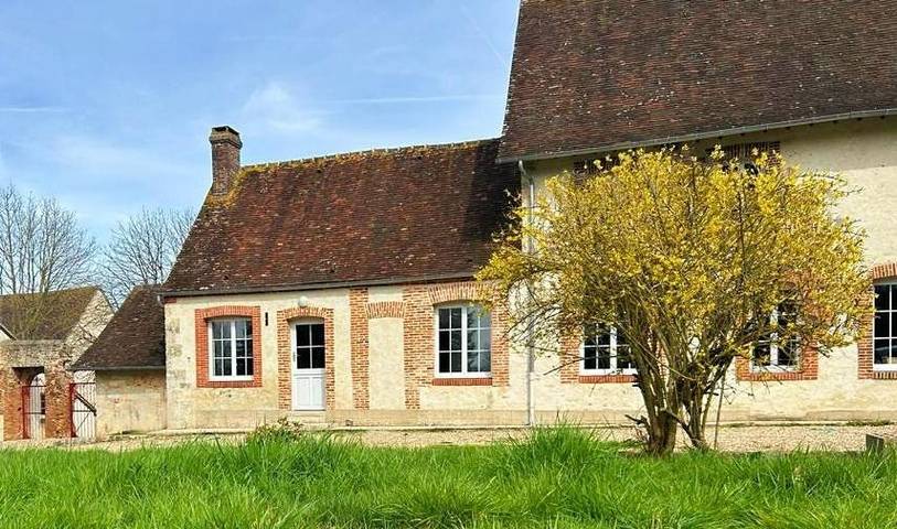 Location de vacances pour 2 personnes, avec Terrasse ainsi que Jardin et Vue à La Puisaye