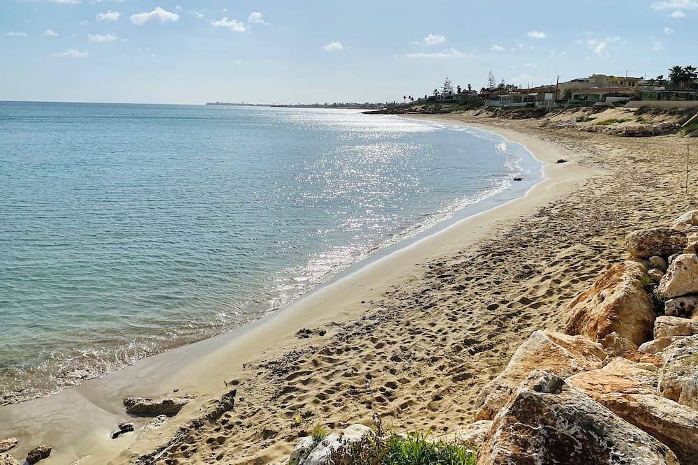 Apartamento entero, Apartment with terrace overlooking crystal clear sea. Parking space. Pets allowed in Municipio de Noto, Provincia de Siracusa
