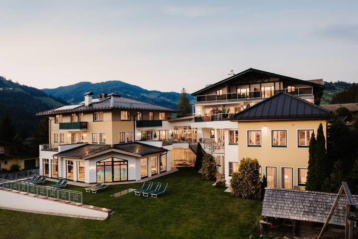 Hotel für 3 Personen, mit Balkon und Terrasse sowie Garten und Pool in Wagrain