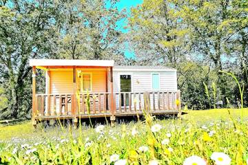 Mobil home pour 6 personnes, avec jacuzzi et terrasse à Soturac