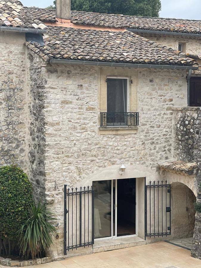 Location de vacances pour 6 personnes, avec vue ainsi que terrasse et piscine à Arpaillargues-et-Aureillac - 3