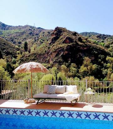 Casa de vacaciones para 15 personas, con piscina además de terraza y vistas, Se admiten mascotas en Vega de Granada