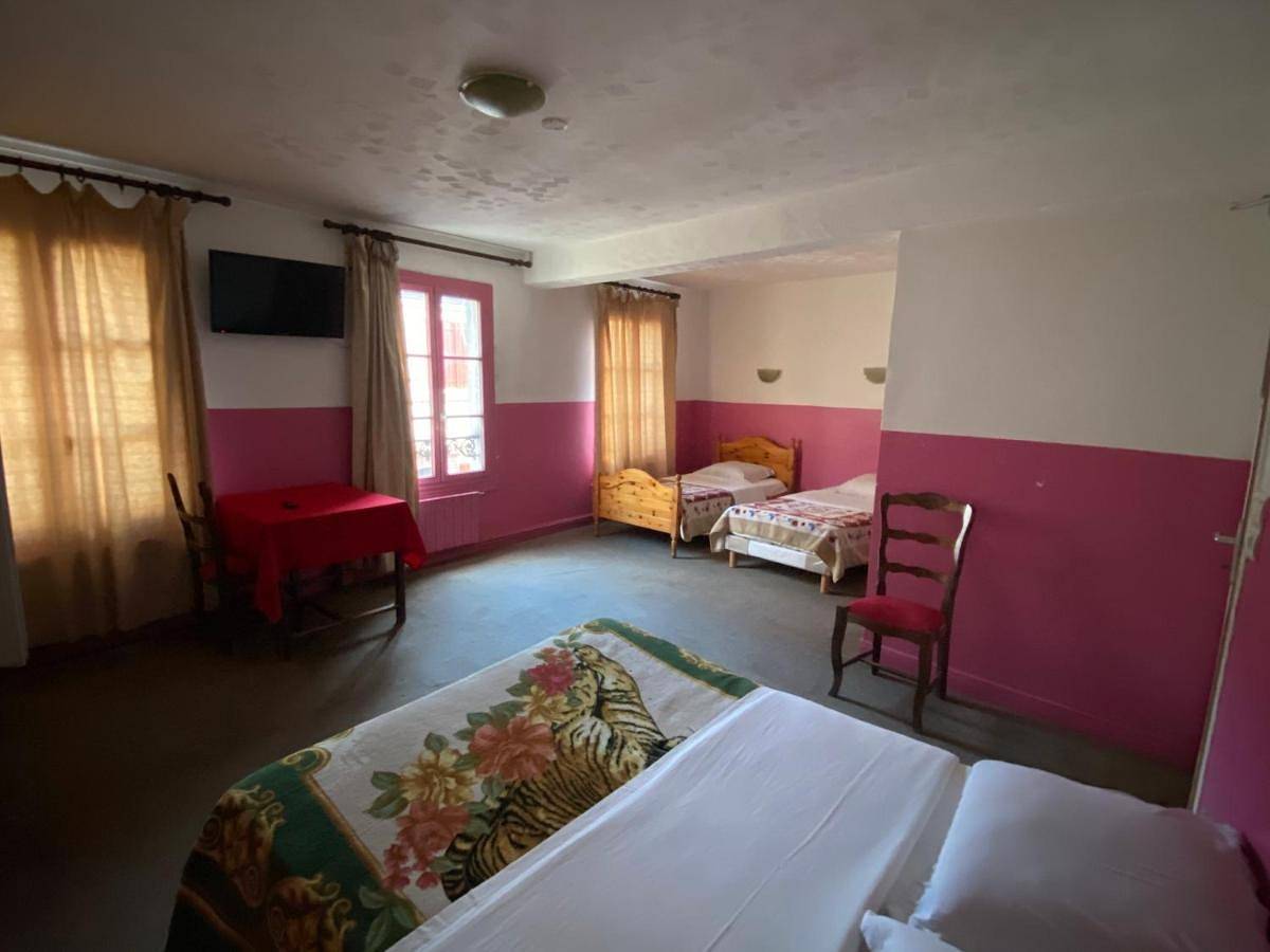 Triple Room with Shower in Dreux, Région de Dreux