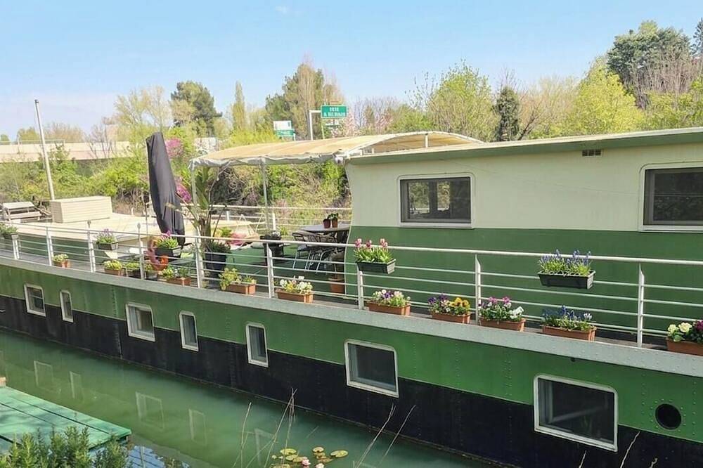 Chambres d’hôtes atypiques sur notre péniche en Camargue.Chambre pour 2 pers max in Arles, Côte méditerranéenne (France)