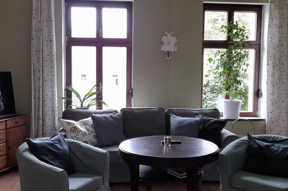 Ganze Wohnung, Hübscher Wohnen-Geräumige Ferienwohnung im Gutshaus nahe Saale und Elbe in Calbe (Saale), Elbe-Börde-Heide