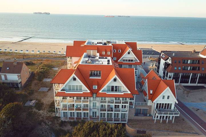 Huisje aan zee voor 9 personen, with sauna and zwembad as well as balkon in Zeeuws-Vlaanderen
