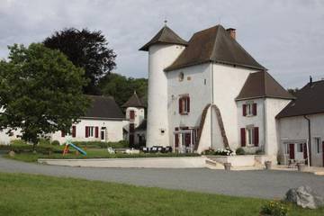 Gîte pour 15 personnes, avec jardin et vue ainsi que terrasse et piscine à Fléty
