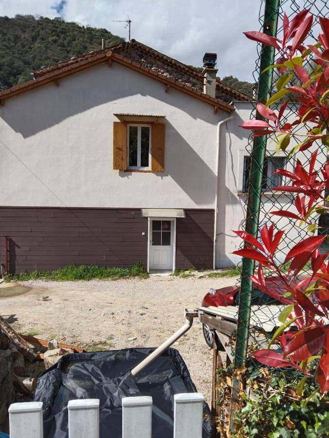 Location de vacances pour 2 personnes, avec jardin ainsi que terrasse et vue à Vals-les-Bains - 2